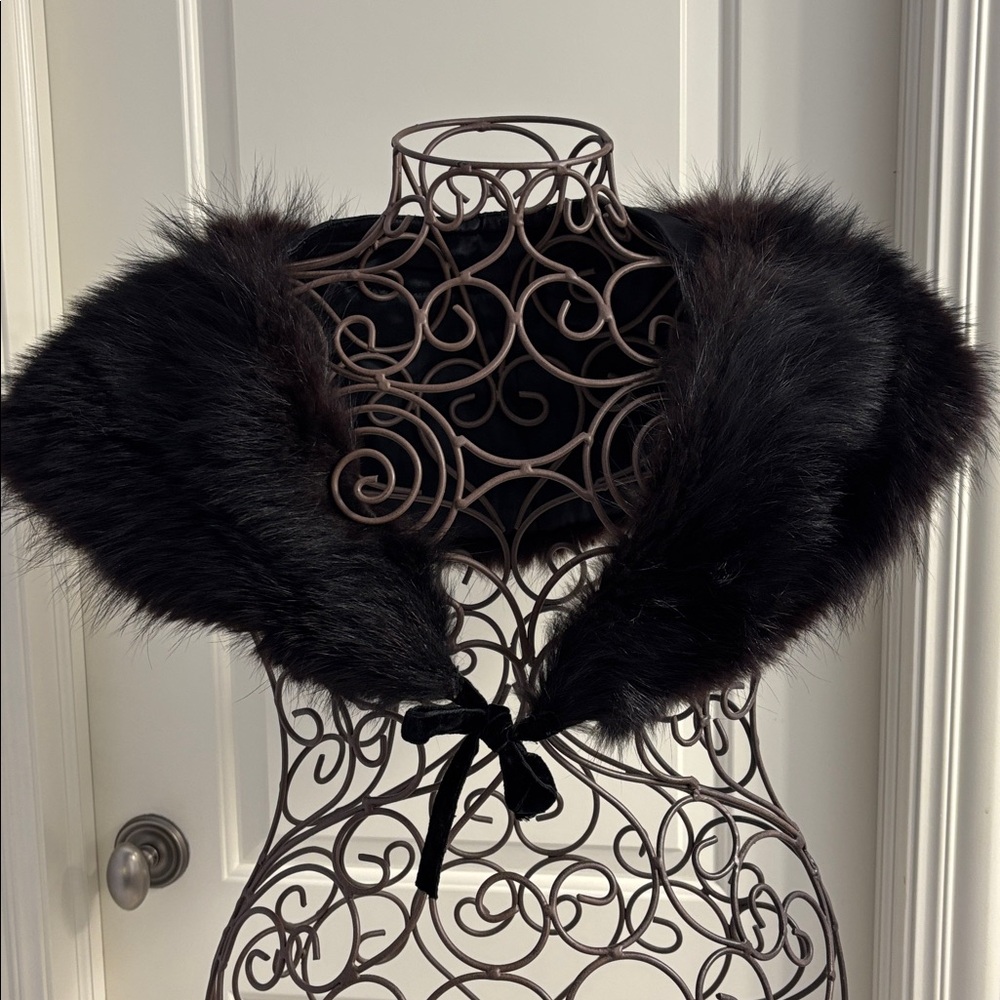 Elegant Black wolf?? Fur Shawl/collar